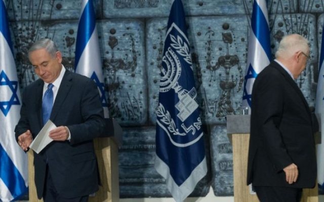 Benjamin Netanyahu rencontre le président israélien Reuven Rivlin dans une brève cérémonie confiant à Netanyahu la tâche de former le prochain gouvernement israélien, le 25 mars 2015. (Crédit photo: Miriam Alster / Flash90) Benjamin Netanyahu rencontre le président israélien Reuven Rivlin dans une brève cérémonie confiant à Netanyahu la tâche de former le prochain gouvernement israélien, le 25 mars 2015. (Crédit photo: Miriam Alster / Flash90)