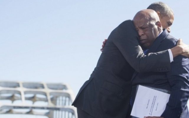 Le président Barack Obama, et John Lewis, militant Afro-américain et homme politique démocrate, à Selma, le 7 mars 2015, lors de la célébration du 50e anniversaire de la grande marche pour les droits civiques (photo credit: AFP PHOTO / SAUL LOEB).