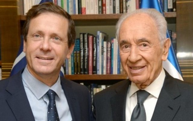 Le dirigeant de l' Union sioniste Isaac Herzog et l'ancien président Shimon Peres le 24 novembre 2013 (Crédit : Mark Neyman/GPO/FLASH90)