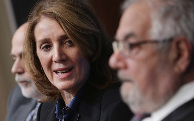 Ruth Porat, la future directrice financière de Google, avec l'ancien président de la Banque fédérale américaine?  Ben Bernanke (à gauche), et l'ancien président de la commission des Finances de la Chambre des représentants, Barney Frank, lors d'un panel organisé par  Brookings Institution à Washington, le 2 mars 2015. (Chip Somodevilla/Getty Images/JTA)