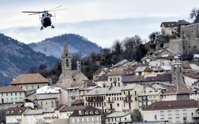 Un hélicoptère de la gendarmerie française survole Seyne-les-Alpes le 28 mars, 2015, près du site où un vol de Germanwings s'est écrasé dans les Alpes françaises, tuant la totalité des 150 passagers. (Crédit photo: AFP / JEFF PACHOUD)