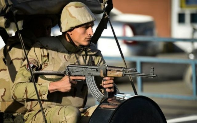 Un soldat égyptien dans le nord du Sinaï, le 30 janvier 2015. Illustration. (Crédit : Mohamed el-Shahed/AFP)