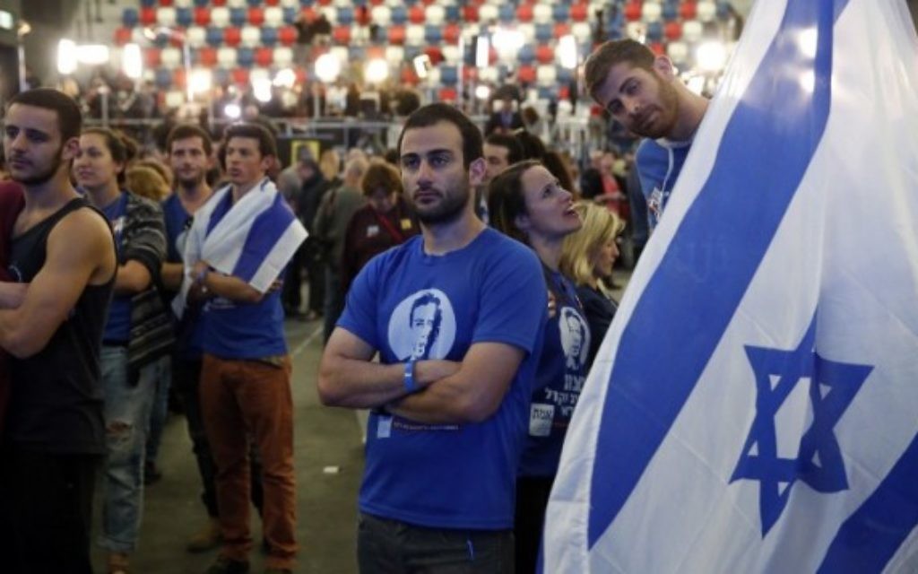 Des militants de l'Union sioniste réagissent aux résultats des élections israéliennes le 17 mars 2015 au QG de campagne de leur parti à Tel Aviv. (Crédit photo: AFP/THOMAS COEX) Des militants de l'Union sioniste réagissent aux résultats des élections israéliennes le 17 mars 2015 au QG de campagne de leur parti à Tel Aviv. (Crédit photo: AFP/THOMAS COEX)
