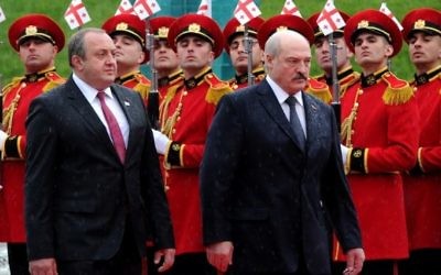 Le président biélorusse Alexandre Loukachenko, à droite, et son homologue géorgien Giorgi Margvelashvili à Tbilissi, le 23 avril 2015. (Crédit photo : Vano Shlamov/AFP)