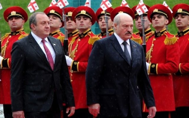 Le président biélorusse Alexandre Loukachenko, à droite, et son homologue géorgien Giorgi Margvelashvili à Tbilissi, le 23 avril 2015. (Crédit photo : Vano Shlamov/AFP)