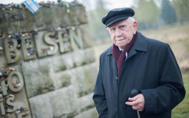 Ariel Yahalomi, un survivant sur un lieu de mémoire situé sur l'ancien camp de concentration nazi de Bergen-Belsen, le 26 avril, 2015 au Bergen-Belsen, en Allemagne. (Crédit : AFP PHOTO / DPA / HAUKE-CHRISTIAN DITTRICH)