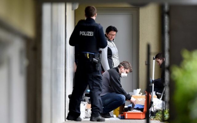 Des experts de la police collectent des preuves dans un complexe d'appartements le 30 avril, 2015 à Oberursel en Allemagne. Les Autorités allemandes disent avoir déjoué une attaque après l'arrestation d'un couple germano-turque qui avait une bombe et d'autres armes à leur domicile, près de Francfort, ont indiqué des responsables jeudi (Crédit : AFP PHOTO / DPA / BORIS ROESSLER +++ GERMANY OUT) Des experts de la police collectent des preuves dans un complexe d'appartements le 30 avril, 2015 à Oberursel en Allemagne. Les Autorités allemandes disent avoir déjoué une attaque après l'arrestation d'un couple germano-turque qui avait une bombe et d'autres armes à leur domicile, près de Francfort, ont indiqué des responsables jeudi (Crédit : AFP PHOTO / DPA / BORIS ROESSLER +++ GERMANY OUT)