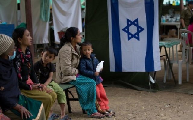 Des survivants du séisme au Népal (Crédit : AFP)