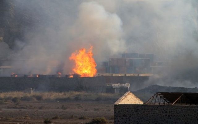 Les flammes et la fumée s'élevant du site d'une explosion qui a frappé un dépôt d'armes dans la deuxième ville du Yémen d'Aden le 28 mars 2015 Crédit : (Crédit : AFP PHOTO / Saleh al-Obeidi) Les flammes et la fumée s'élevant du site d'une explosion qui a frappé un dépôt d'armes dans la deuxième ville du Yémen d'Aden le 28 mars 2015 Crédit : (Crédit : AFP PHOTO / Saleh al-Obeidi)