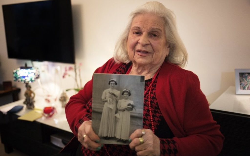 Suzanna Braun, qui a connu les horreurs de l'Holocauste, montre une photo d'elle et sa sœur, Agi, - 14 avril 2015 (Crédit : AFP PHOTO / MENAHEM KAHANA) Suzanna Braun, qui a connu les horreurs de l'Holocauste, montre une photo d'elle et sa sœur, Agi, - 14 avril 2015 (Crédit : AFP PHOTO / MENAHEM KAHANA)