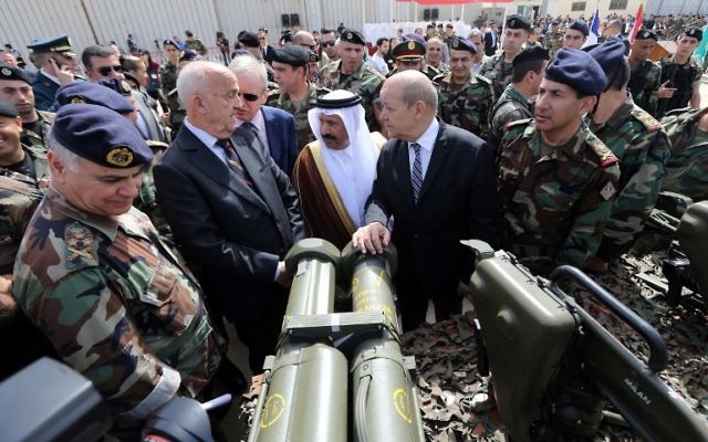 (G à D) Le chef de l'armée libanaise, Jean Kahwaji, le ministre de la Défense libanais Samir Mokbel, l'ambassadeur saoudien au Liban Ali Awad Asiri et le ministre de la Défense français, Jean-Yves Le Drian prennent part à une cérémonie de remise d'armes françaises à l'armée libanaise à l'aéroport international de Beyrouth, le 20 avril 2015.(Crédit : AFP PHOTO / JOSEPH EID) (G à D) Le chef de l'armée libanaise, Jean Kahwaji, le ministre de la Défense libanais Samir Mokbel, l'ambassadeur saoudien au Liban Ali Awad Asiri et le ministre de la Défense français, Jean-Yves Le Drian prennent part à une cérémonie de remise d'armes françaises à l'armée libanaise à l'aéroport international de Beyrouth, le 20 avril 2015.(Crédit : AFP PHOTO / JOSEPH EID)