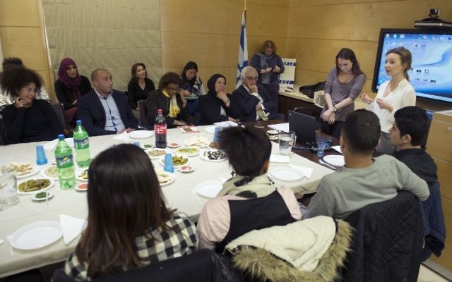 Les 15 ados français qui vont se rendre en Israël fin avril, à l'ambassade d'Israël en France - 1er avril 2015 (Crédit : AFP) Les 15 ados français qui vont se rendre en Israël fin avril, à l'ambassade d'Israël en France - 1er avril 2015 (Crédit : AFP)