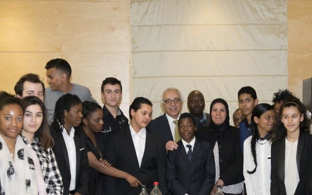 Les 15 ados français qui vont se rendre en Israël fin avril, à l'ambassade d'Israël en France - 1er avril 2015 (Crédit : AFP) Les 15 ados français qui vont se rendre en Israël fin avril, à l'ambassade d'Israël en France - 1er avril 2015 (Crédit : AFP)