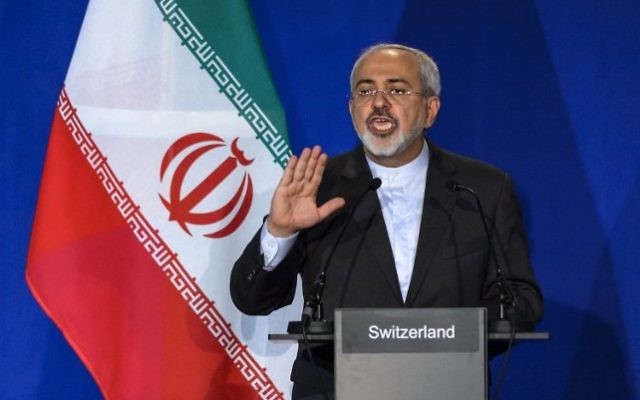 Le ministre iranien des Affaires étrangères Mohammad Javad Zarif pendant une conférence de presse à l'Institut de Lausanne (à l'Ecole Polytechnique Fédérale de Lausanne), le 2 avril 2015. (Crédit : AFP/Fabrice Coffrini)