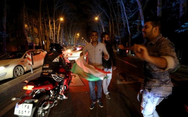 Scènes de liesse à Téhéran après l'accord cadre sur le nucléaire iranien (Crédit : AFP) Scènes de liesse à Téhéran après l'accord cadre sur le nucléaire iranien (Crédit : AFP)