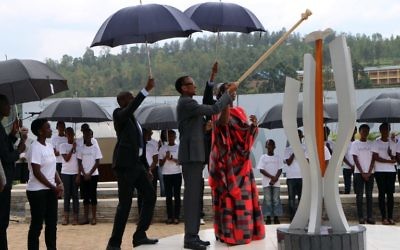 Le président rwandais Paul Kagame allume la Flamme du Souvenir au Mémorial du Génocide de Gisozi à Kigali le 7 avril 2015,  la première journée de deuil marquant les 21 ans du génocide de 1994 qui a coûté la vie à 800 000 personnes en plus de 100 jours.  (Crédit : Stéphanie Aglietti/AFP)