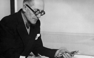 Photo prise en 1961 montre l'architecte suisse-français Charles-Edouard Jeanneret, dit Le Corbusier. La publication simultanée en France de plusieurs livres révèle le côté obscur de Le Corbusier, architecte le plus célèbre du 20e siècle, quelques semaines avant une grande exposition marquant le 50e anniversaire de sa mort au Centre Pompidou à Paris (Crédit : AFP PHOTO / STF)