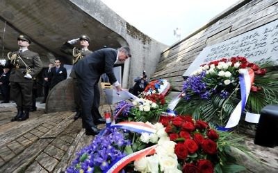 Le Premier ministre croate Zoran Milanovic dépose une couronne de fleurs sur le site du mémorial de Jasenovac lors d'une cérémonie pour les dizaines de milliers de victimes tuées dans le camp de concentration de Jasenovac, à Jasenovac, le 26 avril 2015. (Crédit : AFP/STRINGER)