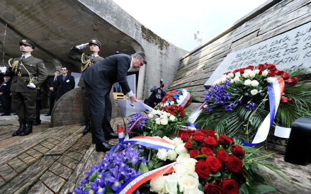 Le Premier ministre croate Zoran Milanovic dépose une couronne de fleurs sur le site du mémorial de Jasenovac lors d'une cérémonie pour les dizaines de milliers de victimes tuées dans le camp de concentration de Jasenovac, à Jasenovac, le 26 avril 2015. (Crédit : AFP/STRINGER)