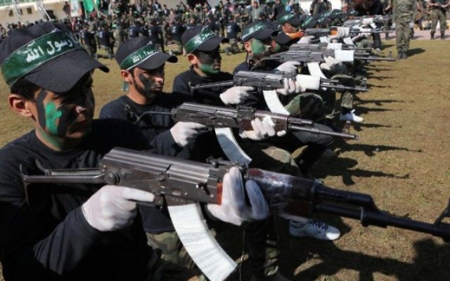 De jeunes Palestiniens montrant leurs compétences lors d'une cérémonie de remise des diplômes d'un camp d'entraînement dirigé par le Hamas à Khan Younès, dans le sud de la bande de Gaza, le 29 janvier 2015. (Crédit : Saïd Khatib/AFP) De jeunes Palestiniens montrant leurs compétences lors d'une cérémonie de remise des diplômes d'un camp d'entraînement dirigé par le Hamas à Khan Younès, dans le sud de la bande de Gaza, le 29 janvier 2015. (Crédit : Saïd Khatib/AFP)