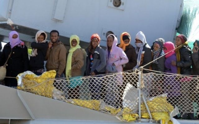 Illustration : Un bateau transportant des migrants arrive dans le port de Messine après une opération de sauvetage en mer le 18 avril, 2015 en Sicile. (Crédit : Giovanni Isolino / AFP)
