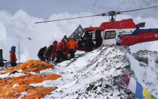 Une personne blessée est chargée dans un hélicoptère au Everest Base Camp, le 26 avril 2015 (AFP / Roberto Schmidt)