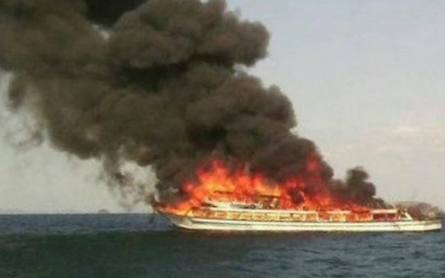 Un bateau en Thailande en feu a coûté la vie à une jeune israélienne de 12 ans (Crédit : sanook.com)