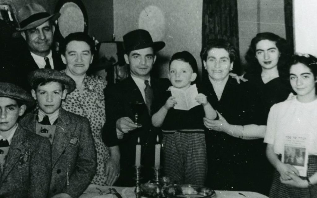 Les familles Switzer et Zysblat célèbrent la Pâque à Calgary en  1944 (Crédit : Société historique juive du sud de l'Alberta)