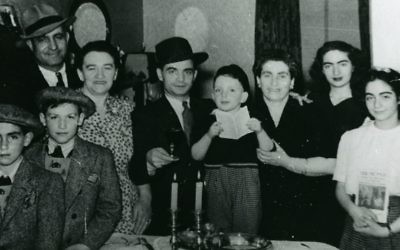 Les familles Switzer et Zysblat célèbrent la Pâque à Calgary en  1944 (Crédit : Société historique juive du sud de l'Alberta)