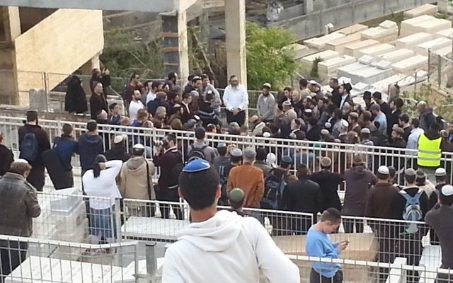 Enterrement de Shalom Sherki à Givat Shaul - 16 avril 2015 (Crédit : Judith Zaffran/Times of Israel) Enterrement de Shalom Sherki à Givat Shaul - 16 avril 2015 (Crédit : Judith Zaffran/Times of Israel)
