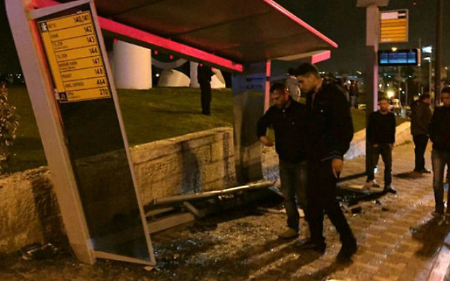 Arrêt du bus à Jérusalem dans une possible attaque à la voiture-bélier le 15 avril au soir (Crédit : Flash 90) Arrêt du bus à Jérusalem dans une possible attaque à la voiture-bélier le 15 avril au soir (Crédit : Flash 90)