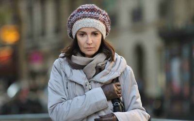 L'actrice française Zabou Breitman jouant Ruth Halimi dans de "24 jours" (Crédit : Autorisation Films Menemsha)