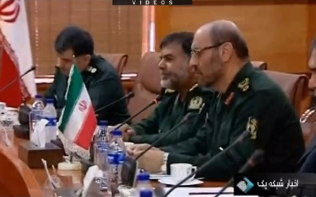 Hossein Dehghan, à droite, ministre iranien de la Défense. (Crédit : capture d'écran YouTube ) Hossein Dehghan, à droite, ministre iranien de la Défense. (Crédit : capture d'écran YouTube )