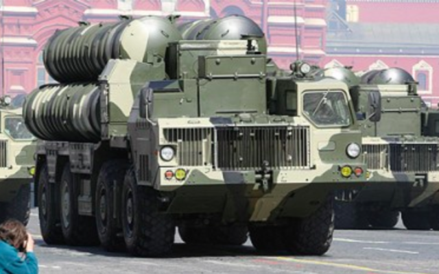 Des missiles S-300 pendant la parade de la Victoire sur la place rouge à Moscou, le 9 mai 2009. (Crédit : Kremlin.ru/CC BY 3.0  via Wikimedia Commons)