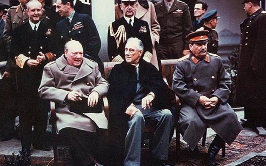 Winston Churchill, Franklin Delano Roosevelt et Joseph Staline à la conférence de Yalta - 1er février 1945 (Crédit : domaine public) Winston Churchill, Franklin Delano Roosevelt et Joseph Staline à la conférence de Yalta - 1er février 1945 (Crédit : domaine public)