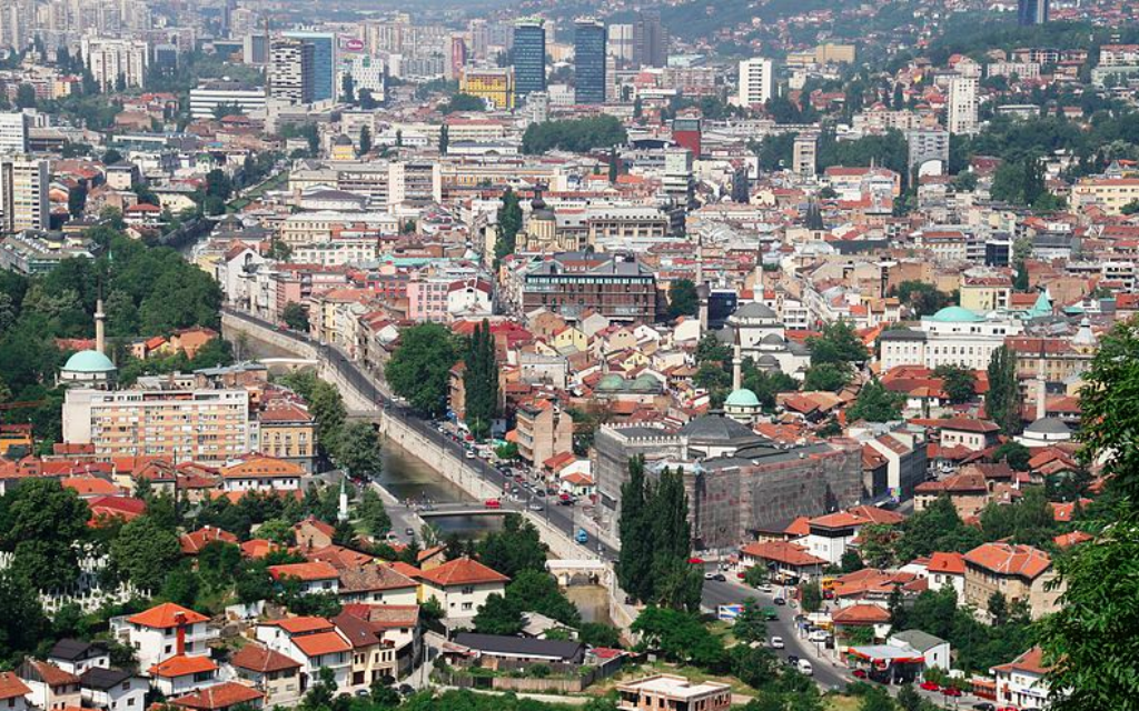 Vue sur la ville de Sarajevo (Crédit : Bjoertvedt/CC BY SA 3.0) Vue sur la ville de Sarajevo (Crédit : Bjoertvedt/CC BY SA 3.0)