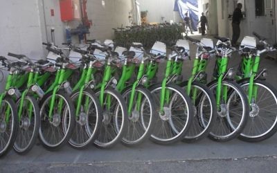 Une rangée de vélos Tel O fun - (Crédit : Melanie Lidman / Times of Israël)