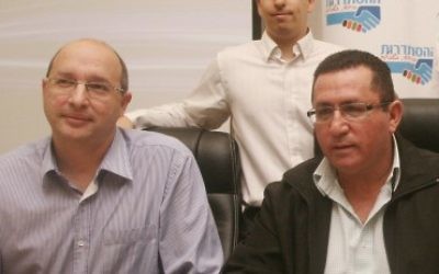 Le président du syndicat Histadrut,  Avi Nissenkorn (à gauche), avec Ofer Eini, l'ancien président du syndicat (à droite), le 17 décembre 2013 (Crédit : Roni Schutzer / FLASH90)