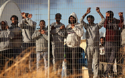 Des migrants africains devant le centre de détention de Holot, le 17 février 2014. (Crédit : Flash90)