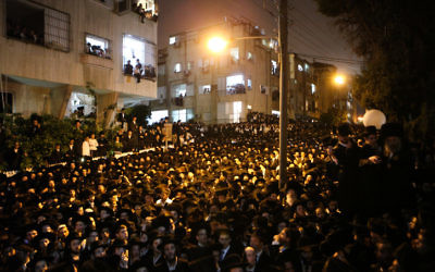 Des milliers de personnes ont assisté aux funérailles de Rabbi Shmuel Wosner le 4 avril 2015 à Bnei Brak. (Crédit : Flash90)