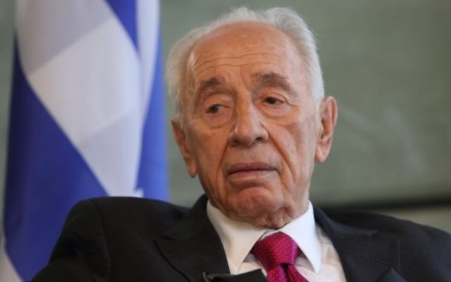 L'ancien président Shimon Peres, lors d'un entretien dans son bureau du Centre Peres pour la Paix, à Tel Aviv, le 29 septembre 2014 (Crédit : Yaakov Naumi / Flash90) L'ancien président Shimon Peres, lors d'un entretien dans son bureau du Centre Peres pour la Paix, à Tel Aviv, le 29 septembre 2014 (Crédit : Yaakov Naumi / Flash90)