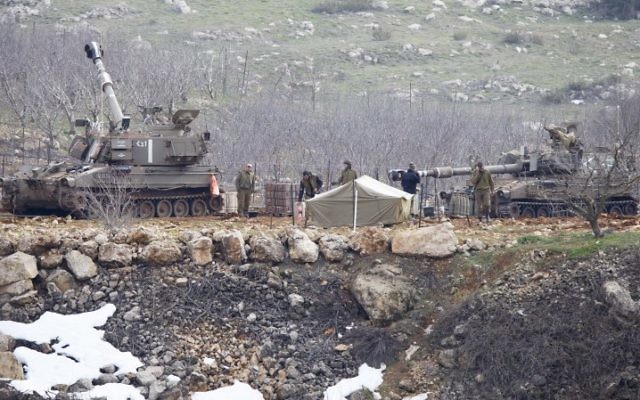 L'armée israélienne en état d'alerte dans le plateau du Golan, lundi mardi 27 janvier 2015, après avoir répondu à des tirs d'artillerie et à deux attaques à la roquette lancées depuis le territoire syrien. (Crédit : Basal Awidat / Flash90)