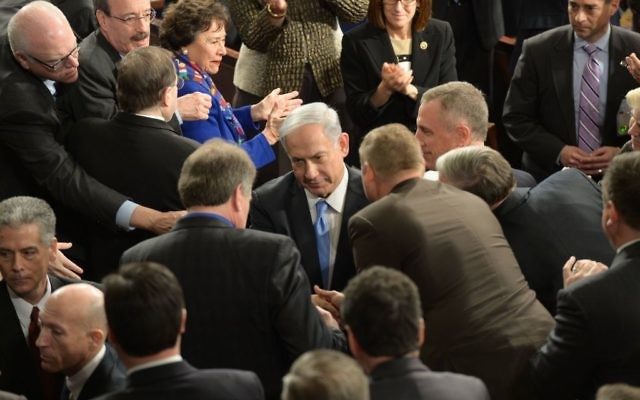 Le Premier ministre Benjamin Netanyahu avec des membres du Congrès américain avant son discours devant les deux chambres  à Washington, le 3 mars 2015. (Crédit : Amos Ben Gershom/GPO)