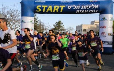 Marathon en Cisjordanie - 9 avril 2015 (Crédit : Gershon Elinson/Flash 90)