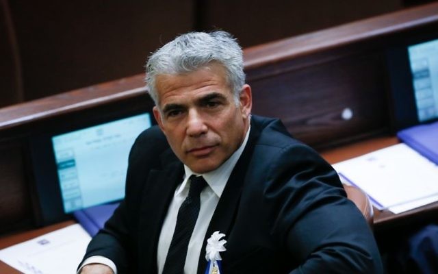 Yair Lapid, président du parti Yesh Atid, pendant la cérémonie de prestation de serment de la 20e Knesset, le 31 mars 2015. (Crédit : Miriam Alster/Flash90)