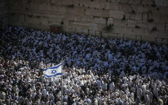 Des fidèles au mur Occidental lors de la prière des Cohanim (Crédit : Hadas Paruch/Flash 90)
