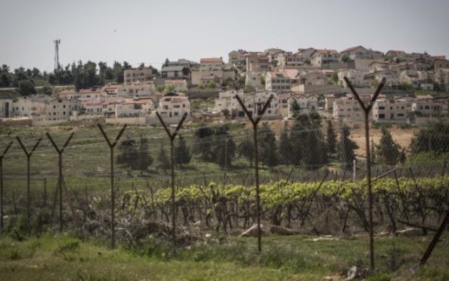 La barrière de sécurité qui sépare Israël de la Cisjordanie. Illustration. (Crédit : Hadas Parush/Flash90) La barrière de sécurité qui sépare Israël de la Cisjordanie. Illustration. (Crédit : Hadas Parush/Flash90)