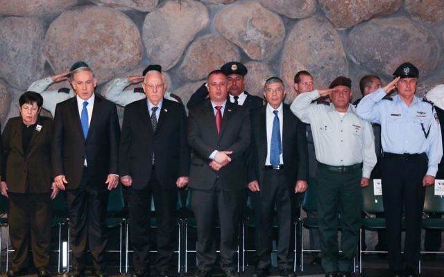 Le Premier ministre israélien Benjamin Netanyahu (3g), président de la Cour suprême Miriam Naor (2g), le président israélien Reuven Rivlin (4g) et membre du parlement du Travail Hilik Bar (C), le chef de la police Yohanan Danino (d) et le chef de l'armée Gadi Eizenkot (2d) assistent à une cérémonie au "hall du Souvenir" au musée du mémorial de Yad Vashem à Jérusalem - 16 avril 2015. (Crédit : Hadas Parush / Flash90 Le Premier ministre israélien Benjamin Netanyahu (3g), président de la Cour suprême Miriam Naor (2g), le président israélien Reuven Rivlin (4g) et membre du parlement du Travail Hilik Bar (C), le chef de la police Yohanan Danino (d) et le chef de l'armée Gadi Eizenkot (2d) assistent à une cérémonie au "hall du Souvenir" au musée du mémorial de Yad Vashem à Jérusalem - 16 avril 2015. (Crédit : Hadas Parush / Flash90