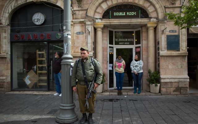 Un soldat Jérusale pendant les minutes de silence pour Yom HaShoah - 16 avril 2015 (Crédit : Flash 90) Un soldat Jérusale pendant les minutes de silence pour Yom HaShoah - 16 avril 2015 (Crédit : Flash 90)