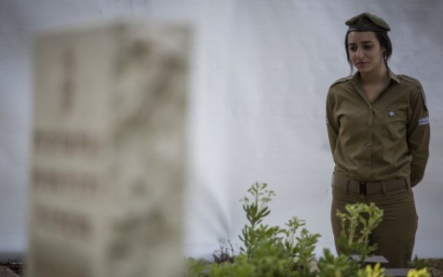Une soldate israélienne à la cérémonie de Yom HaZikaron - 21 avril 2015 (Crédit : Flash 90) Une soldate israélienne à la cérémonie de Yom HaZikaron - 21 avril 2015 (Crédit : Flash 90)